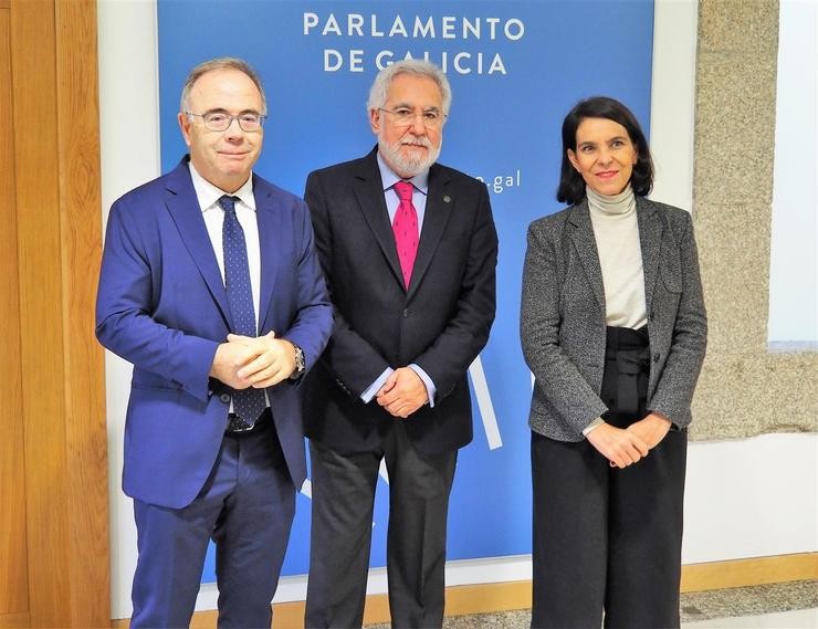 Miguel Santalices xunto co alcalde de Santiago e a concelleira Mercedes Rosón. PARLAMENTO DE GALICIA 