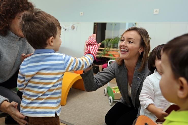 A conselleira de Política Social, Fabiola García, durante a visita a unha casa niño / Xunta.