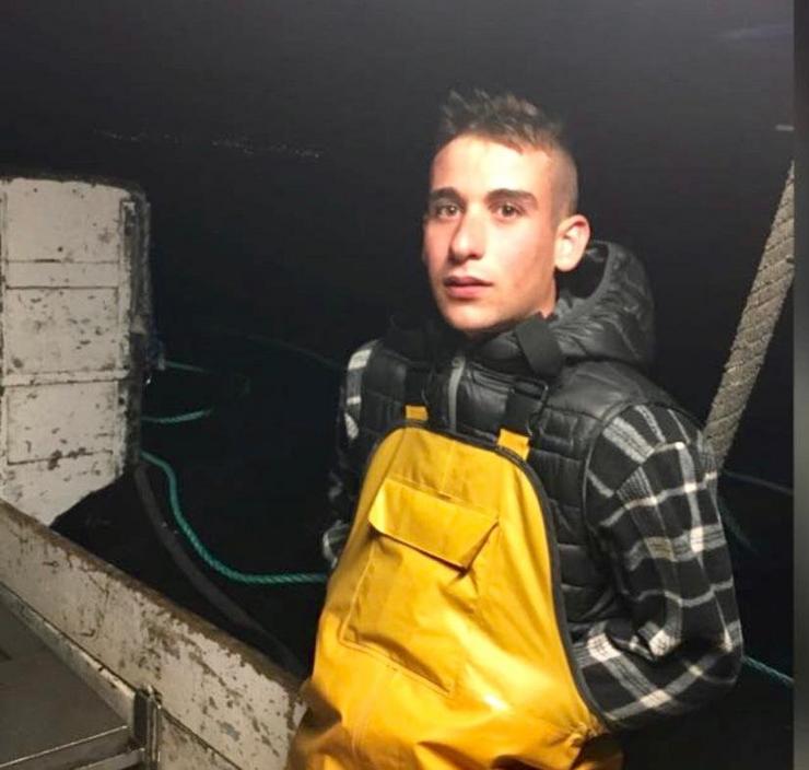 Imaxe do mozo que rescatou a cinco mariñeiros do 'Divino do Mar' subido por Salvamento Marítimo ao seu perfil de Twitter. SALVAMENTO MARÍTIMO 
