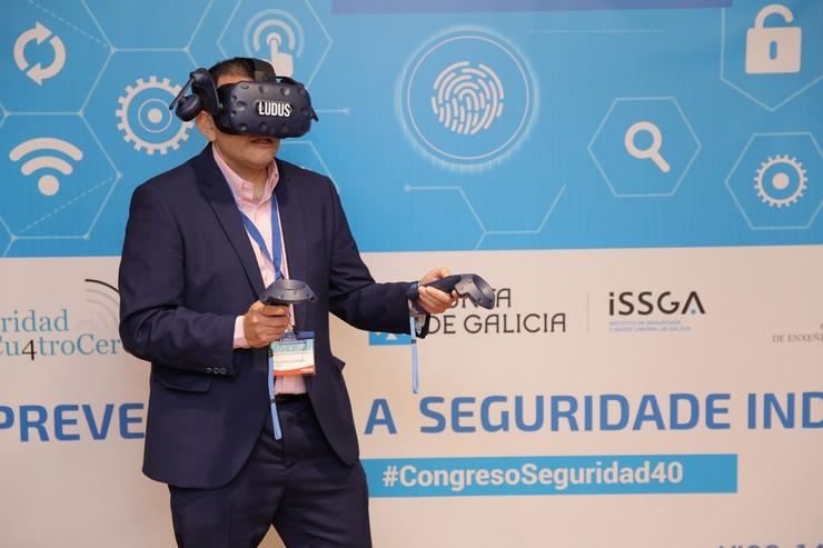 Ricardo Pascual, da empresa Ludus, fai unha demostración do uso da realidade virtual na formación na industria, no III Congreso sobre Prevención e Seguridade Industrial celebrado en Vigo. ÓSCAR GARCÍA / Europa Press
