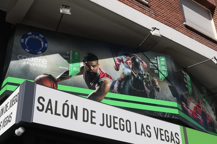 Salón de xogo con carteis publicitarios das súas apostas, en Madrid, a 3 de outubro de 2019.. Eduardo Parra - Europa Press - Arquivo