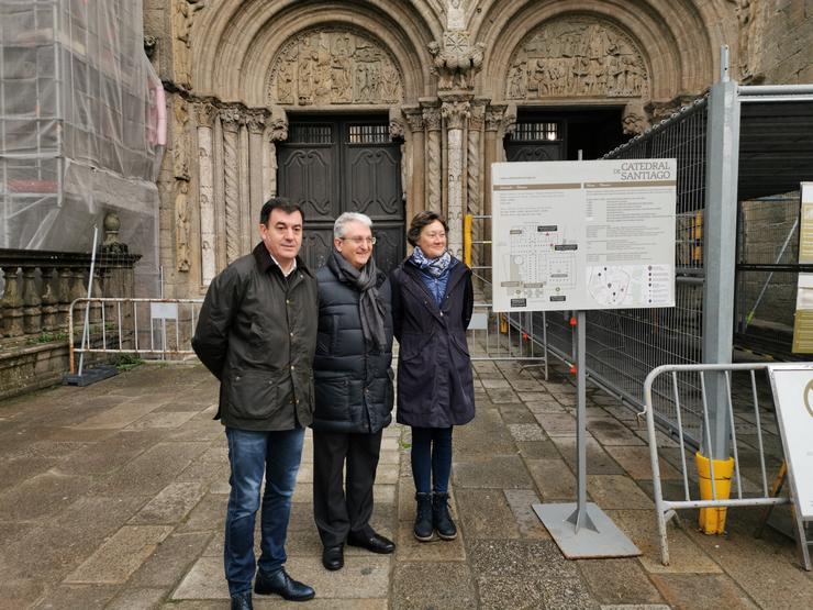 O conselleiro de Cultura e Turismo, Román Rodríguez, o director da Fundación Catedral, Daniel Lorenzo, e a directora xeral de Patrimonio Cultural, María del Carmen Martínez Insua, visitan a Catedral de Santiago. 