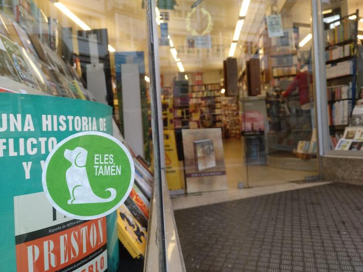 O adhesivo 'Eles tamén poden' na libraría Follas Novas 