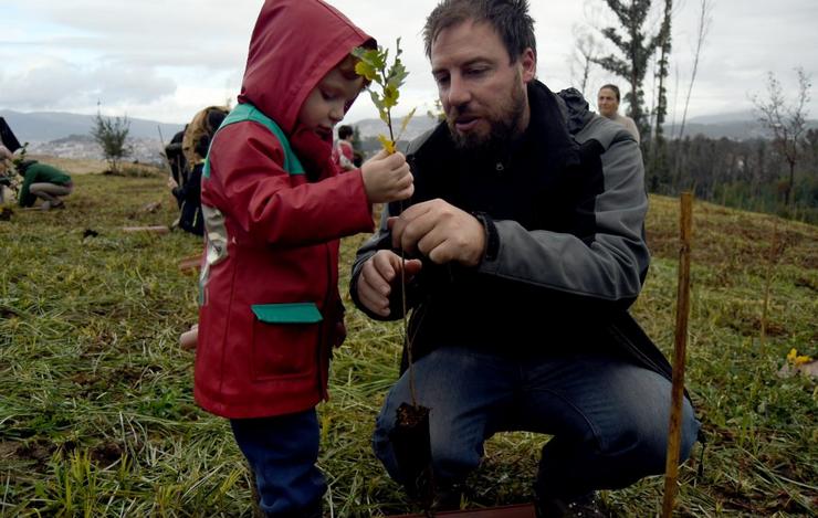 Neno axuda a reforestar os montes queimados de Vigo con especies autóctonas / Miguel Núñez