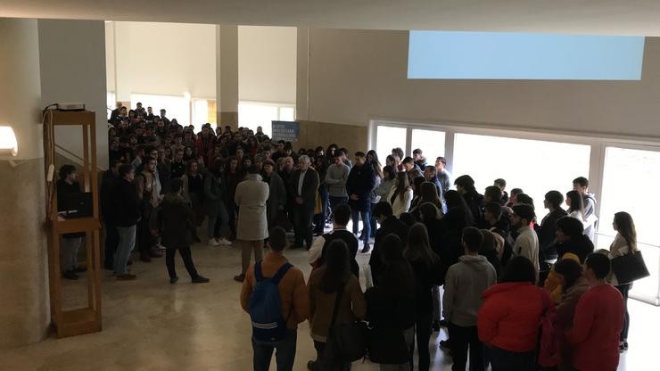 Estudantes e profesores de xornalismo no minuto de silencio por Pablo López Orosa 