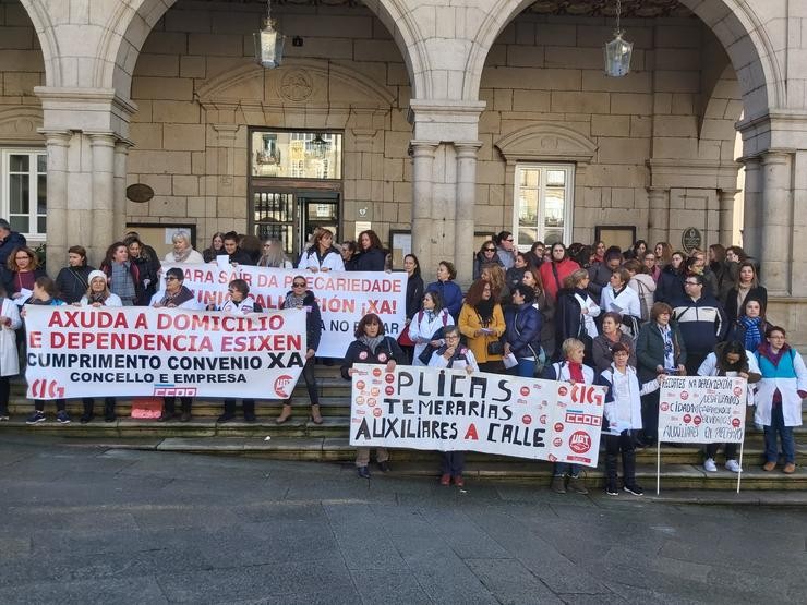 Concentración do persoal do Servizo de Axuda a Domicilio de Ourense .