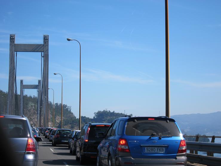 Esta foto correspóndese co atasco na Ponte de Rande, preto de Vigo, e fundamentalmente motivado pola saída cara a Cangas. A imaxe foi tomada un domingo de xullo de 2012.. EUROPA PRESS - Arquivo 