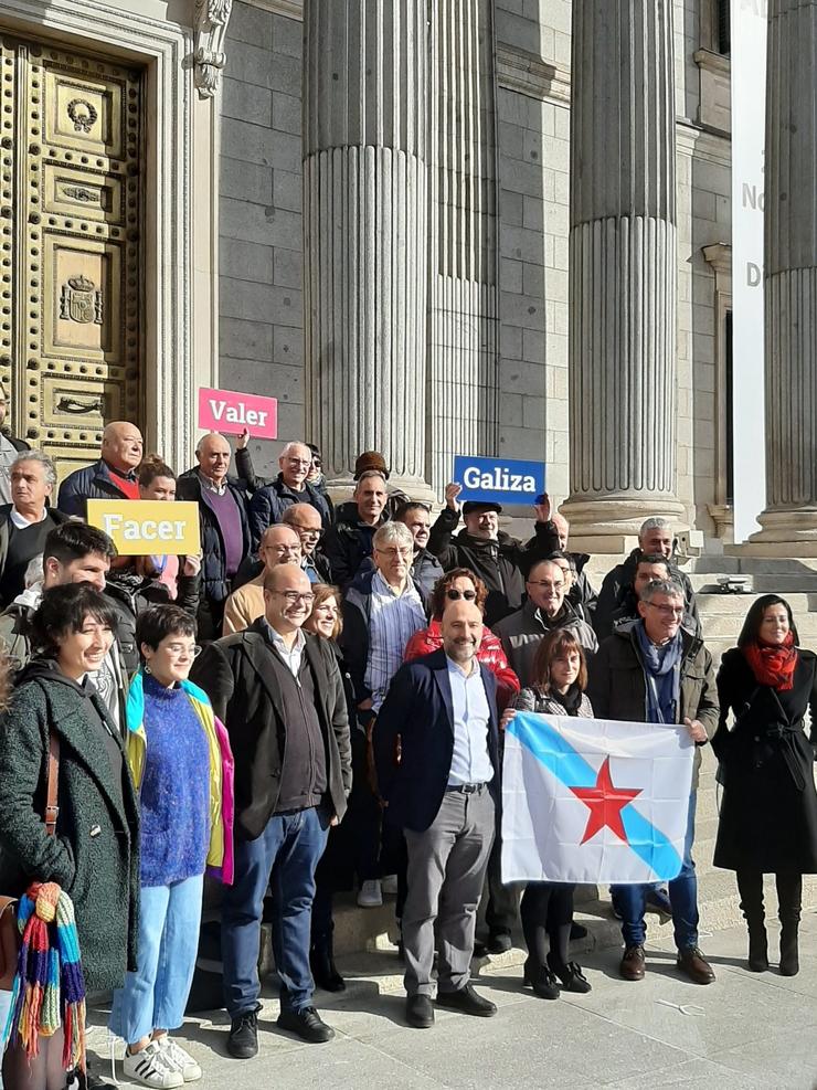 O deputado do BNG Néstor Rego e colectivos sociais galegos ante o Congreso