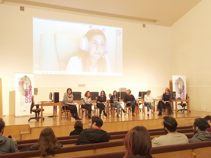 De esquerda a dereita: Olaia Ferrando, María Fernández, Minia «Samku» Monteagudo, Marta Pérez, Luz Castro, Beatriz Legerén e Dhaunae De Vir. En pantalla Marina Amores.