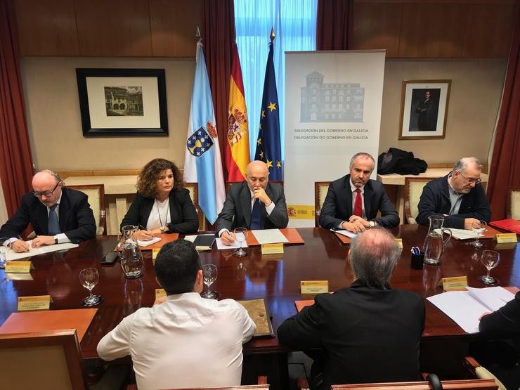 O delegado do Goberno, Javier Losada, reúnese con representantes do sector da acuicultura e do marisqueo. DELEGACIÓN DO GOBERNO 