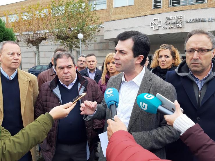 O secretario xeral do PSdeG, Gonzalo Caballero, atende aos medios ante o Hospital de Verín. PSDEG 