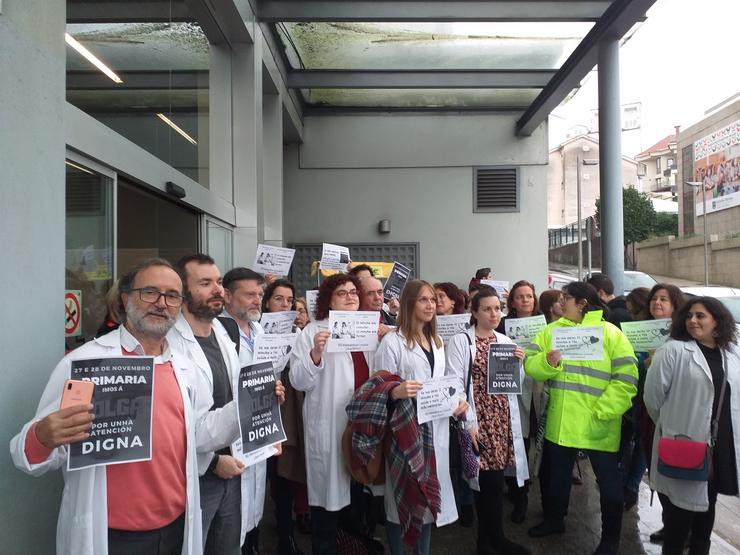 Concentración de médicos de Atención Primaria nun centro de saúde de Santiago. 