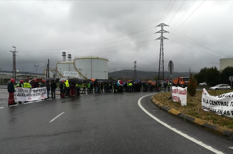 Concentración de traballadores de auxiliares da térmica das Pontes. 