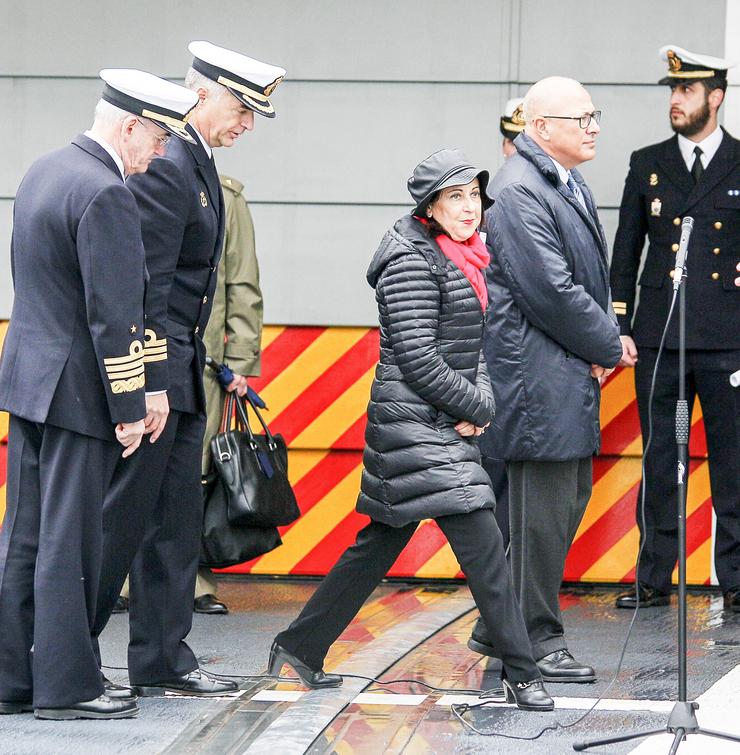 A ministra de Defensa en funcións, Margarita Carballos, recibe aos tripulantes, o Arsenal Militar de Ferrol, da fragata "Méndez Núñez" tras máis de sete meses de circunnavegación, en Galicia (España), a 28 de novembro de 2019.. Mero Barral - Europa Press / Europa Press