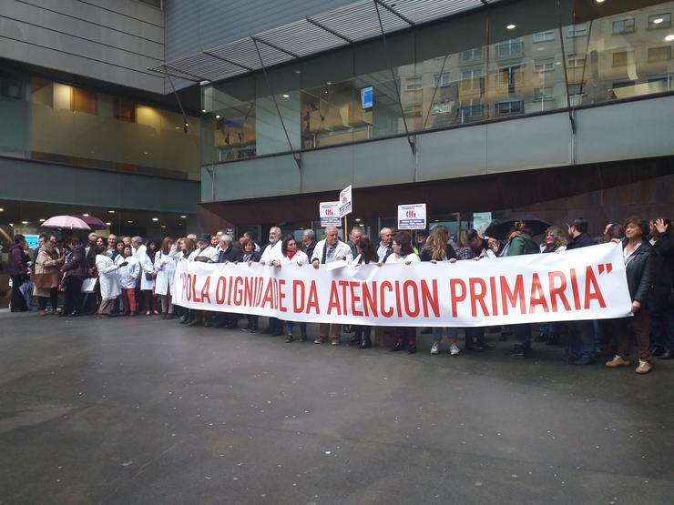 Concentración de persoal médico e de pediatría de Atención Primaria no Centro de Saúde de Rosalía de Castro, en Vigo. PAULA XUSTO-EUROPA PRESS