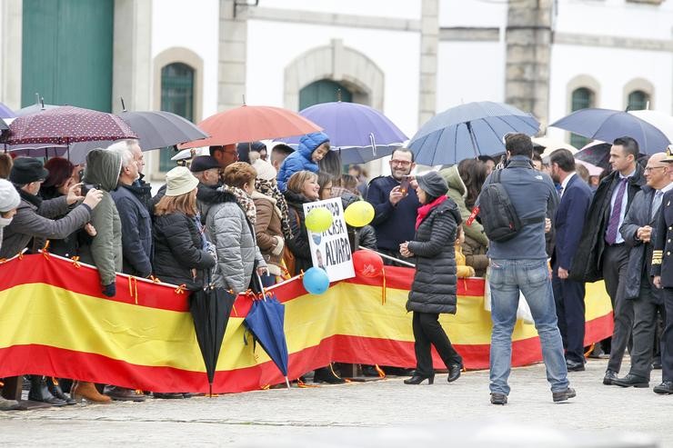 A ministra de Defensa en funcións, Margarita Carballos, saúdo aos familaires dos tripulantes, o Arsenal Militar de Ferrol, da fragata 'Méndez Núñez' tras máis de sete meses de circunnavegación, en Galicia (España), a 28 de novembro de 2019.. Mero Barral - Europa Press 