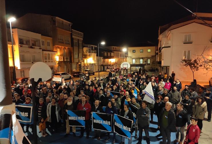 Concentración convocada pola plataforma Nunca Máis en Ares con motivo do encallamiento do Blue Star. IAGO VARELA 