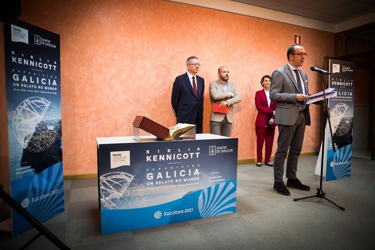 O director xeral de Políticas Culturais, Anxo Lorenzo, e o vicepresidente da Fundación hispanoxudía, Alberto Ruiz-Gallardón, presentan a mostra coa Biblia Kennicott 