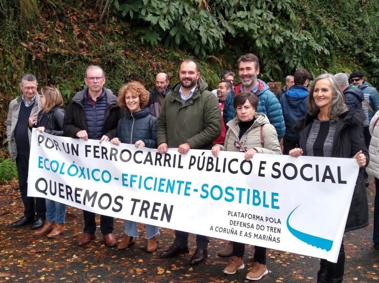 Varios alcaldes galegos e o presidente da Fegamp, Alberto Varela, nunha manifestación convocada pola Plataforma en Defensa do Tren A Coruña e As Mariñas 