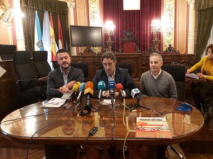 O concelleiro de Medio Ambiente de Ourense, Jorge Pumar, e o xerente de Ecovidrio en Galicia, Germán Fernández, presentan en rolda de prensa unha campaña de reciclaxe para o magosto