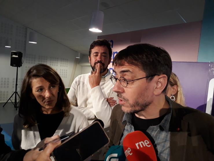 Juan Carlos Monedero, Yolanda Díaz e Antón Gómez-Reino nun acto electoral 