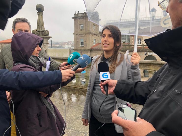 A candidata ao Congreso de Cidadáns pola Coruña, María Vilas, ofrece declaracións aos medios na estación de ferrocarril de Santiago. CIDADÁNS 