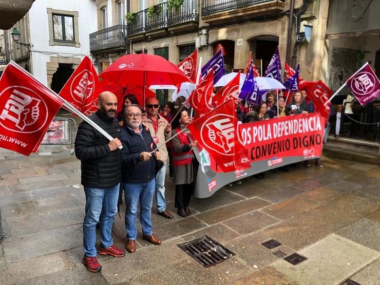 Concentración convocada por UGT e CC.OO. Ante a sede da CEG en Santiago para protestar polas condicións laborais no sector da dependencia. UXT 