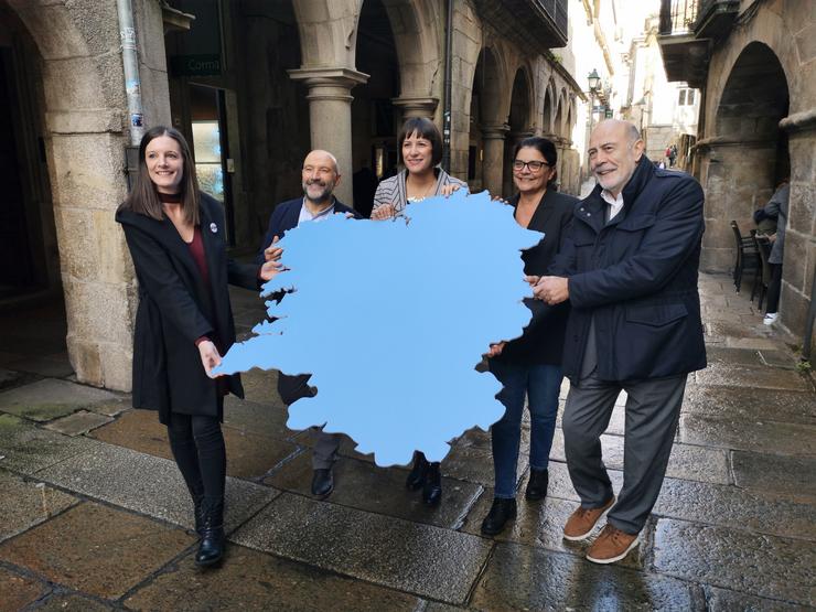 A portavoz nacional do BNG, Ana Pontón (centro), nun acto de campaña coas cabezas de lista do 10N: Olalla Rodil (Lugo), Néstor Rego (A Coruña), Carme dá Silva (Pontevedra) e Francisco García (Ourense).. MAURO BASTÓN - EUROPA PRESS 