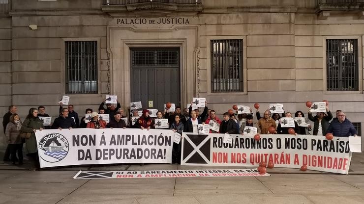 Protesta ante a Audiencia Provincial de Pontevedra para protestar contra a ampliación da depuradora de Praceres 