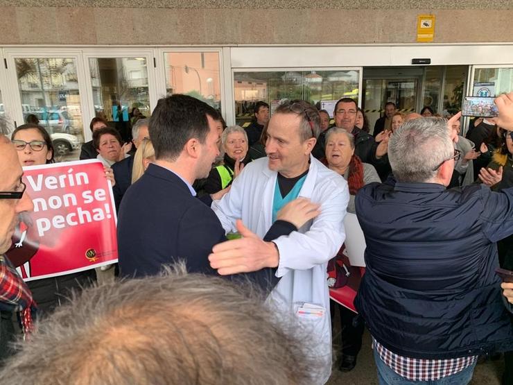 O secretario xeral do PSdeG, Gonzalo Caballero, cos participantes na protesta do Hospital de Verín. PSDEG 