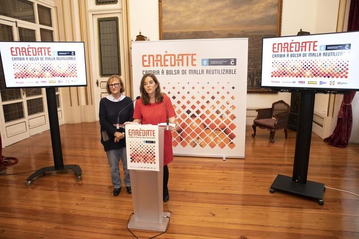 A alcaldesa, Inés Rei, e a concelleira de Medio Ambiente, Esther Fontán, presentan a campaña 