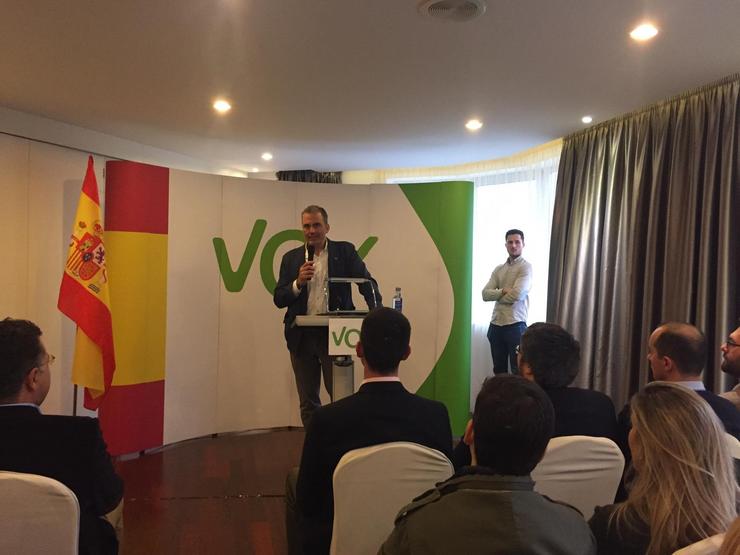 O secretario xeral de Vox, Javier Ortega Smith, nun acto con seguidores en Ferrol 