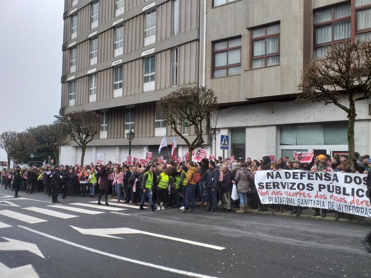 Concentración fronte ao Parlamento galego contra o peche do paridoiro de Verín (Ourense).