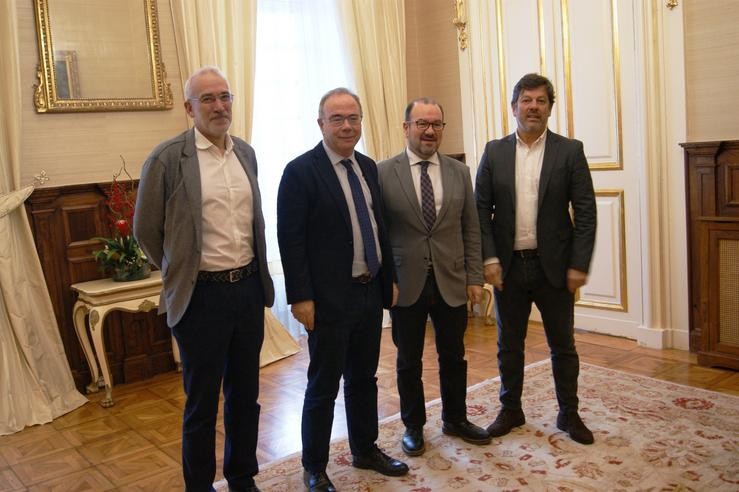 Reunión entre o reitor da USC, Antonio López, e o alcalde de Santiago, Xosé Sánchez Bugallo. CONCELLO DE SANTIAGO / Europa Press