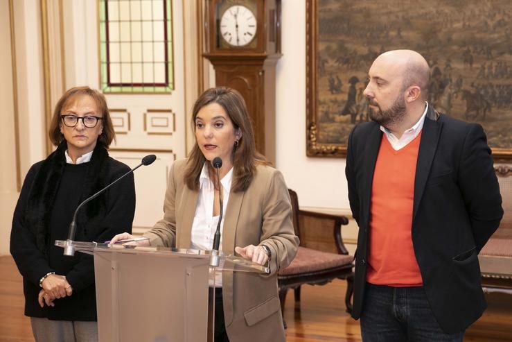 A alcaldesa, Inés Rey, e os concelleiros Esther Fontán e José Manuel Lage, en rolda de prensa sobre a planta de Nostián. CONCELLO DA CORUÑA 