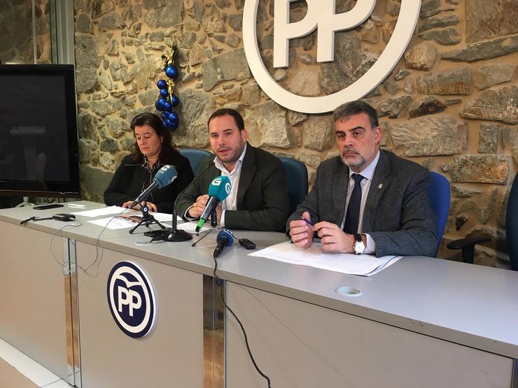 Os deputados provinciais do PP Jorge Cubela, Alfonso Marnotes e Carmen Amoedo durante a rolda de prensa. PP DE VIGO / Europa Press