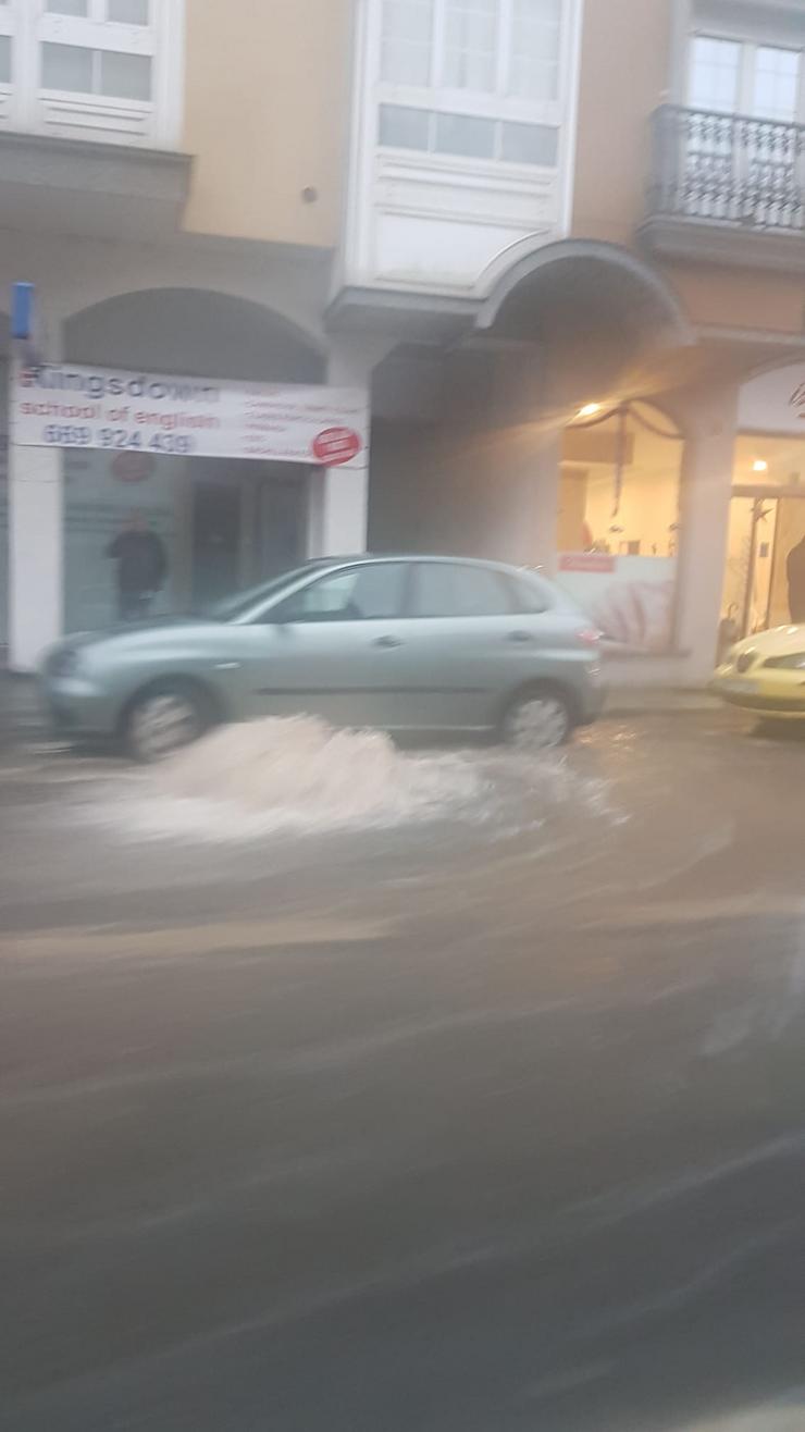 A auga acumúlase nas estradas de Cee ante as enchentas e as inundacións polas fortes chuvias do tren de borrascas que atravesa Galicia 