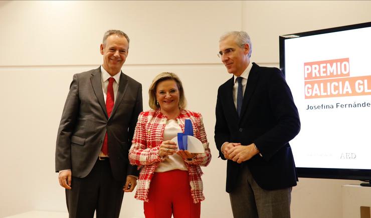 Josefina Fernández, CEO de DomusVi, recibe o premio Galicia Global 2019 de mans de Francisco Conde, conselleiro de Economía da Xunta de Galicia (dereita), e Manuel Fernández Pellicer, presidente de AED Galicia, o 19 de decembro de 2019. ASOCIACIÓN ESPAÑOLA DE DIRECTIVOS AED 
