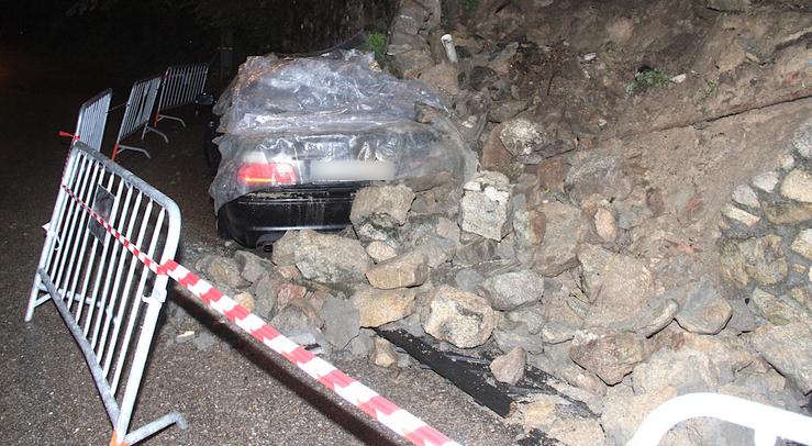 Un muro de pedra caíu polo temporal e as fortes chuvias da última borrasca