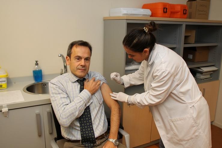 O director xeral de Saúde Pública de Galicia, Andrés Paz-Ares, recibindo a vacina contra a gripe. XUNTA DE GALICIA 