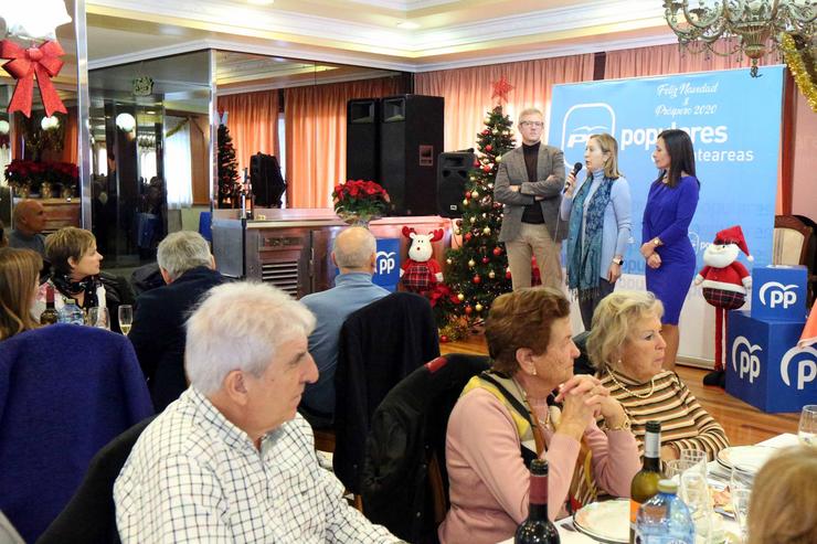 O presidente do PP de Pontevedra, Alfonso Rueda, o número 2 por Madrid, Ana Pastor, e a portavoz municipal, Belén Villar, nunha comida de Nadal con simpatizantes.. PP / Europa Press