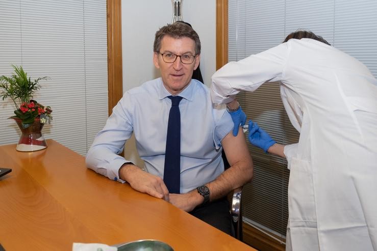 O titular do Goberno galego vacínase da gripe no centro médico de San Caetano. XUNTA