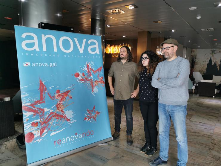 O portavoz nacional de Anova, Antón Sánchez, xunto con Oriana Méndez e Martiño Noriega.. MAURO BASTÓN - EUROPA PRESS 