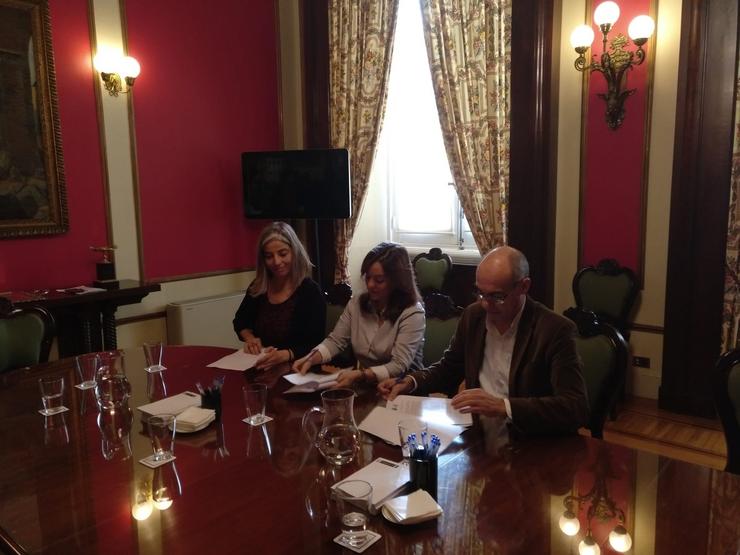 A alcaldesa, Inés Rei, e os portavoces de Marea Atlántica e BNG, María García e Francisco Jorquera, asinan un acordo sobre o orzamento de 2020. BNG 