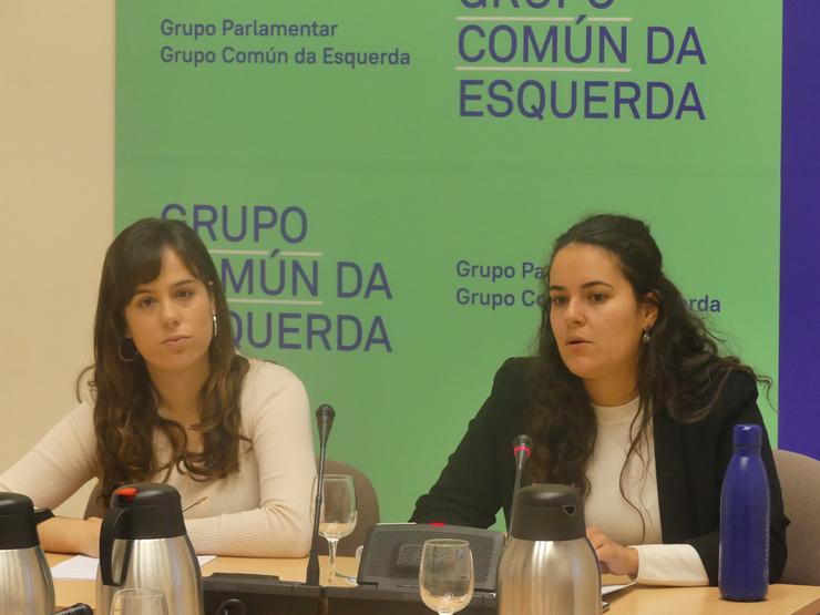 A deputada do Grupo Común dá Esquerda Paula Quinteiro (esquerda) e a viceportavoz do grupo Luca Chao (dereita), nun almorzo informativo.. GRUPO COMÚN DÁ ESQUERDA / Europa Press