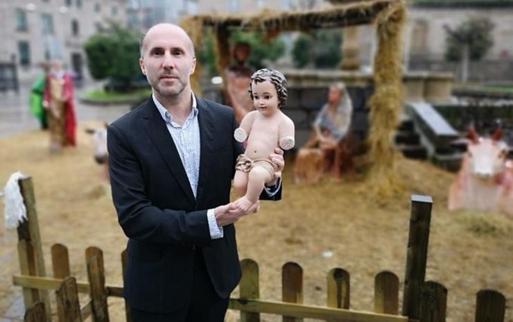 O alcalde de Ourense, Gonzalo Pérez Jácome, pousa coa figura do Neno Jesús recuperada nunha imaxe colgada por Democracia Ourensá no seu perfil de Twitter. DEMOCRACIA OURENSÁ