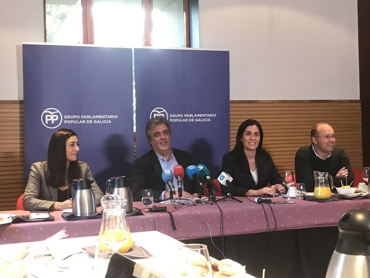O portavoz parlamentario do PPdeG, Pedro Puy, acompañado polos viceportavoces no almorzo informativo do Grupo Parlamentario Popular 