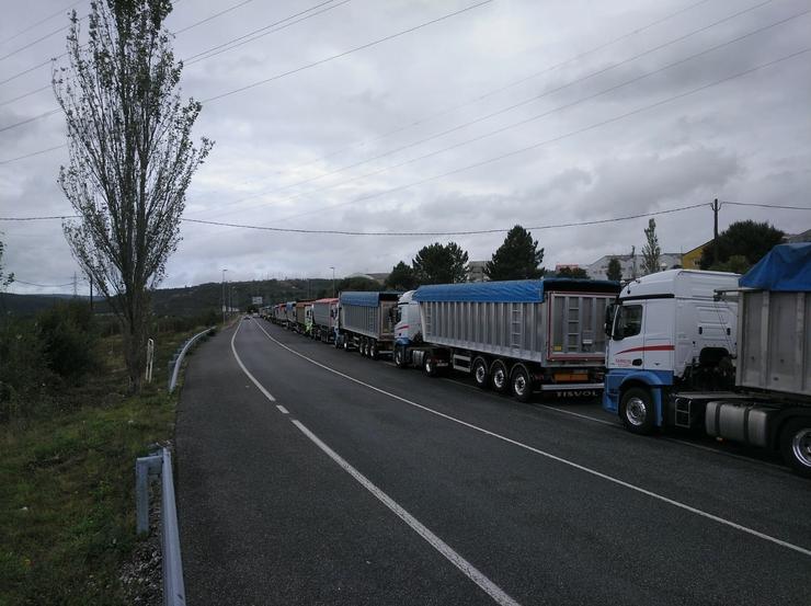 Camioneiros en protesta polo peche da central térmica de Endesa nas Pontes 