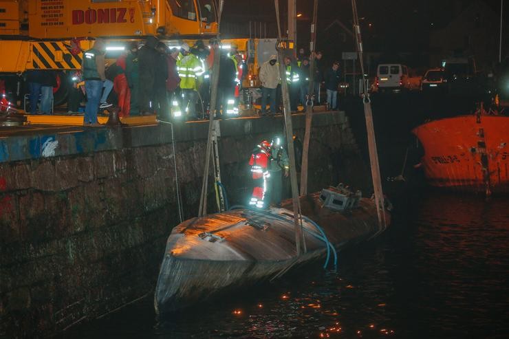 Axentes da Policía e da Garda Civil subidos no narcosubmarino afundido o pasado fin de semana á entrada da ría de Aldán, en Cangas (Pontevedra). Marta Vázquez Rodríguez - Europa Press