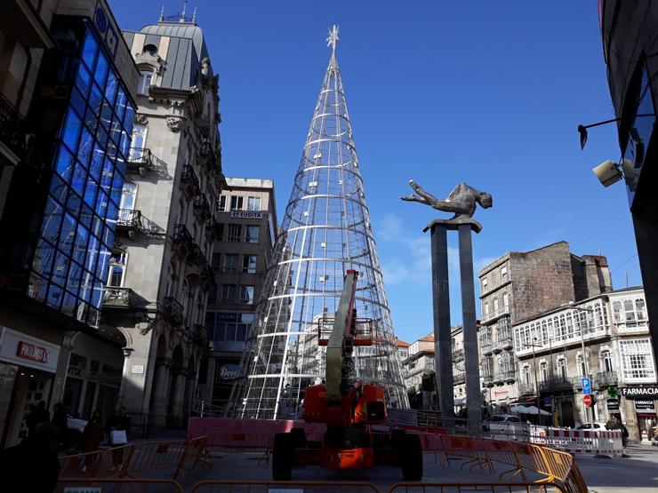 Montaxe da árbore de Nadal en Pórtaa do Sol en Vigo.. PAULA XUSTO-EUROPA PRESS / Europa Press